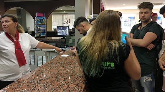 Unsere Teamer helfen euch beim Hotel-Check-In